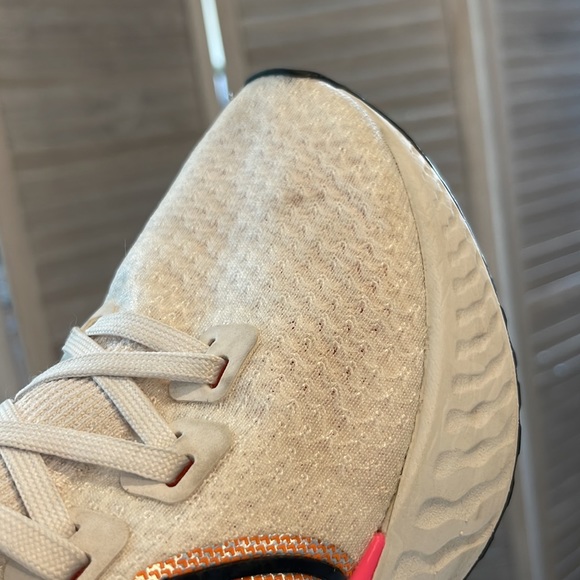 Women’s Nike React Infinity Run Flyknit Sneakers - Picture 14 of 15